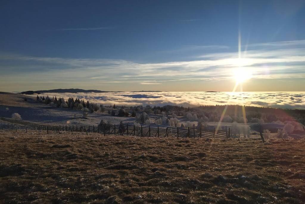 Gîte du Fourpéret-Parc Naturel du Haut-Jura Longevilles-Mont-dʼOr Extérieur photo